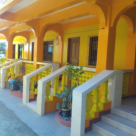 Queen Of Isle Cottages And Restaurant Puerto Galera Exterior foto